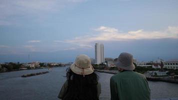 jovens asiáticos homem e mulher e viajam em bangkok tailândia video