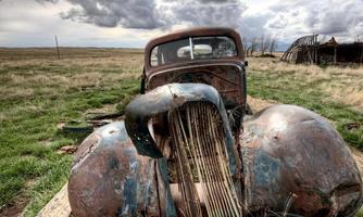 pradera de vehículos abandonados foto