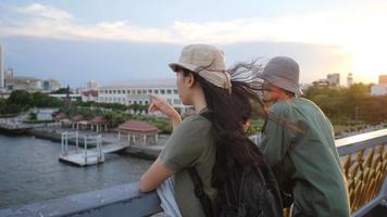 jovens asiáticos homem e mulher e viajam em bangkok tailândia