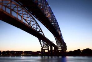 foto nocturna puente de agua azul