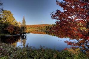 lago en otoño foto
