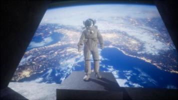 astronaut på rymdobservatoriestationen nära jorden video