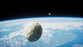 viejo balón de fútbol en el espacio en órbita terrestre video