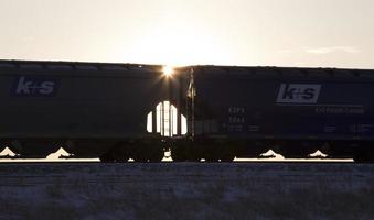 puesta de sol de vagones de tren foto