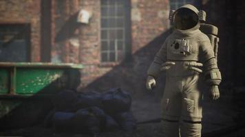 verloren astronaut in de buurt van verlaten industriële gebouwen van de oude fabriek video