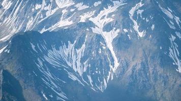 vista aérea paisagem de mountais com coberto de neve video