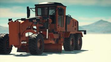 máquina niveladora de carreteras en la carretera del desierto de sal