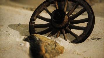 grande roda de madeira na areia video