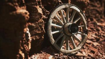 roda de carrinho de madeira velha em rochas de pedra