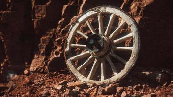 Ancienne roue de charrette en bois sur des rochers en pierre