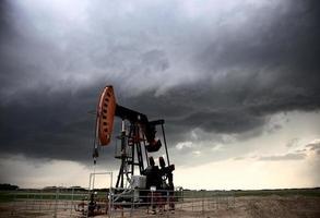 Gato de bomba de campo de petróleo de tormenta foto