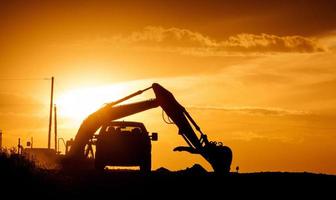 cargador de construcción al atardecer foto