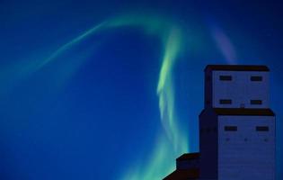 aurora boreal y elevador de granos foto