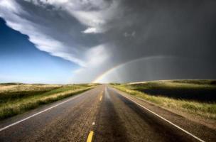 pradera granizo tormenta y arcoiris foto