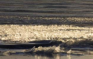 formación de cristales de hielo en el lago foto