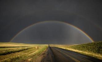 tormenta de granizo y arcoiris foto