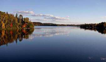 lago en otoño foto