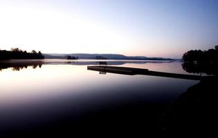 lago en otoño reflejo del amanecer foto