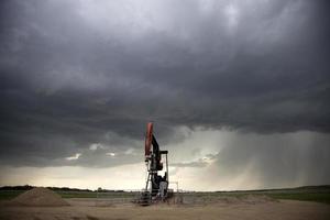 Gato de bomba de campo de petróleo de tormenta foto