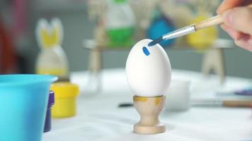 close-up tiro de pintar ovo de páscoa com o pincel video