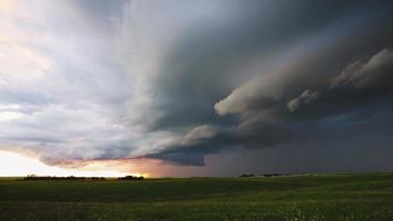 timelapse de l'approche de la tempête. ciel. timelapse de l'approche de la tempête. paysage timelapse nuages d'orage se déplaçant rapidement. timelapse de la prochaine tempête. video