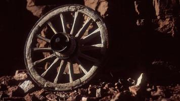 rueda de carreta de madera antigua sobre rocas de piedra video
