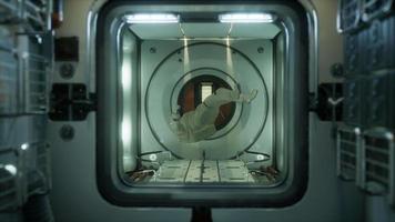 astronaute à l'intérieur de la station spatiale orbitale video
