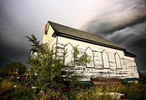 iglesia abandonada después de la tormenta foto