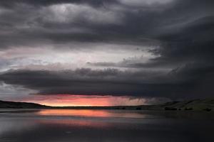 nubes de tormenta lago puesta de sol foto