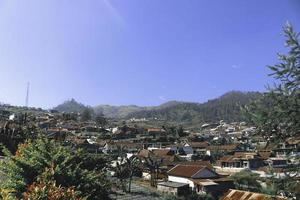 hermoso pueblo en la montaña con fondo azul claro en tawangmangu, solo, indonesia. foto