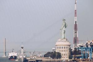 El monumento jalesveva jayamahe o monjaya es un monumento ubicado en la ciudad de surabaya, java oriental, lo que significa que en nuestro mar es glorioso. surabaya, indonesia - abril de 2019. foto