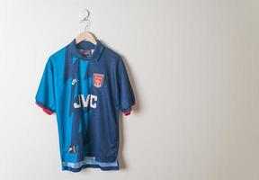 bangkok, tailandia, 18 de enero, 2022-arsenal retro jersey temporada 1995-1996 foto