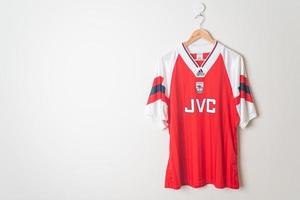 bangkok, tailandia - 18 de enero de 2022 - camiseta retro del arsenal camiseta local temporada 1992-1994 foto