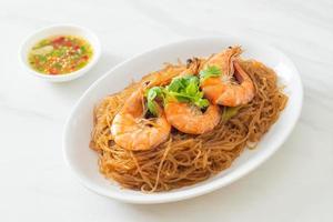 camarones a la cazuela o al horno con fideos de vidrio foto