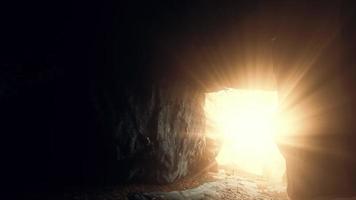 Sonnenlicht filtert in eine nasse Steinhöhle
