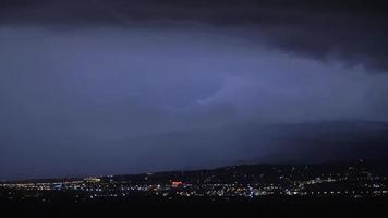 temporale nella città illuminata di notte video