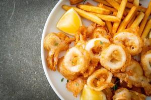 calamares - calamares fritos o pulpo con patatas fritas foto