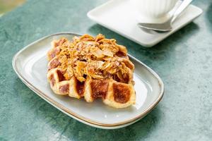 croffles con almendras y caramelo - tendencia gastronómica que combina la palabra croissant y waffle foto