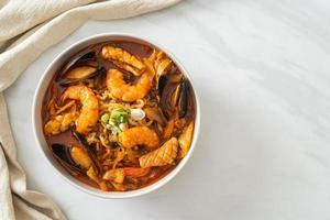 jjamppong - sopa de fideos con mariscos coreana foto