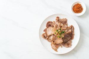 Cuello de cerdo a la parrilla en rodajas en un plato foto