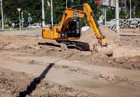 minsk, bielorrusia, febrero de 2022 - excavadora amarilla del tipo jcb foto