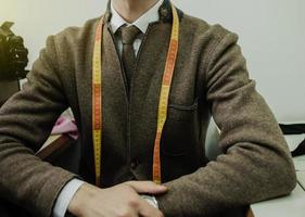 adaptar a un hombre con traje en el lugar de trabajo foto