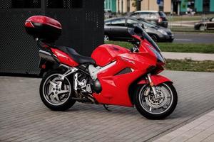 minsk, bielorrusia, febrero de 2022 - honda vfr, motocicleta roja foto