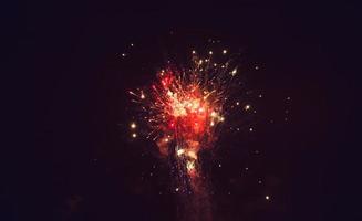 fuegos artificiales en año nuevo y espacio de copia foto