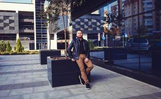 hombre con barba en una chaqueta de cuero foto