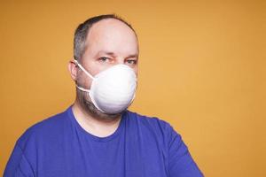 persona con mascarilla o mascarilla contra el polvo o respirador con pieza facial filtrante o protección respiratoria foto