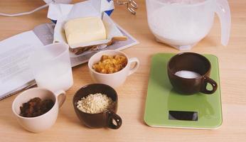 ingredientes para hornear en casa para pan de frutas o pastel stollen en la mesa de la cocina foto