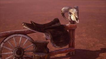 silla de montar a caballo en la valla en Monument Valley video