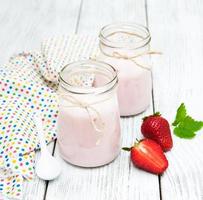 yogur con fresas frescas foto