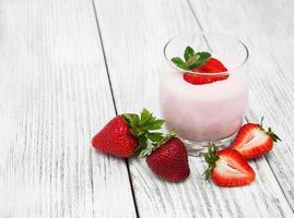 yogur con fresas frescas foto